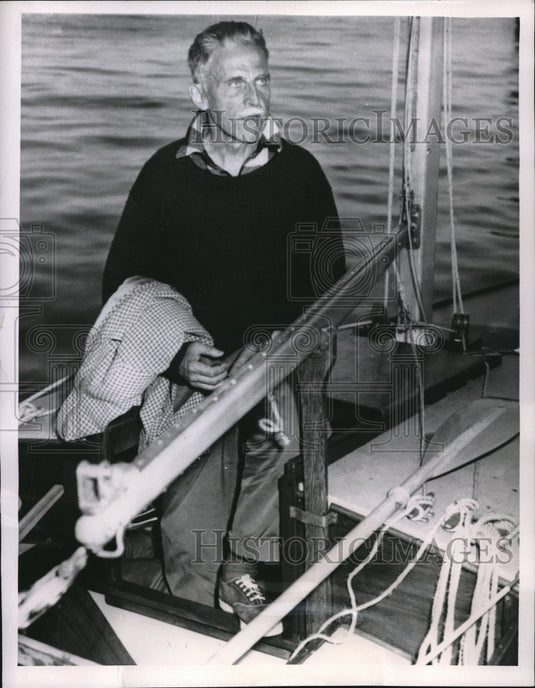 1955 Press Photo Probate judge Walter Clark of Darien, Conn on his boat - Historic Images