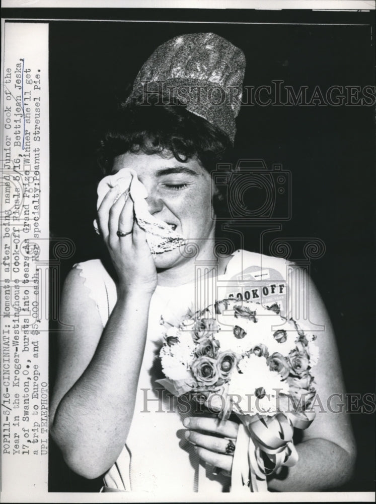 1961 Press Photo Betti Jeska after being named cook of the year in Cincinnati-Historic Images