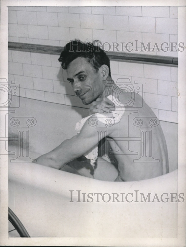 1946 Press Photo LA, Calif. George Gilbert in hospital bath - Historic Images