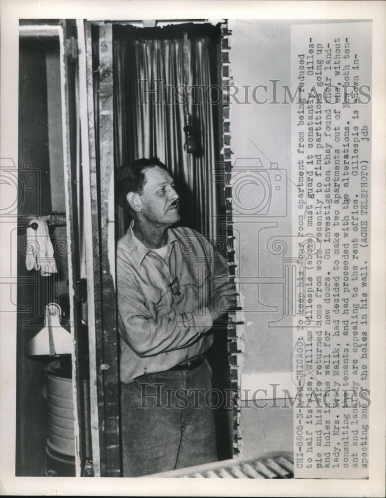 1950 Press Photo Chicago, Ill Weilliam Gillespie at his apartment home - Historic Images