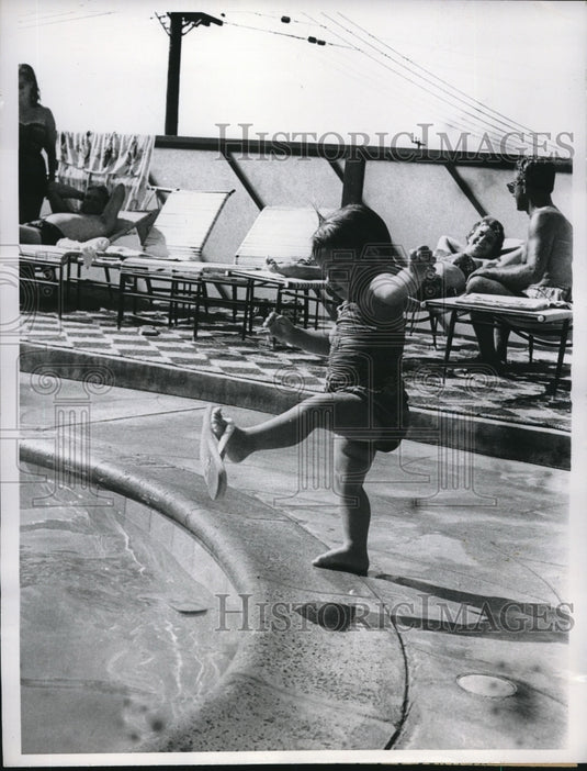1960 Press Photo Young Laurel Norris at swimming pool in Los Angeles Ca-Historic Images