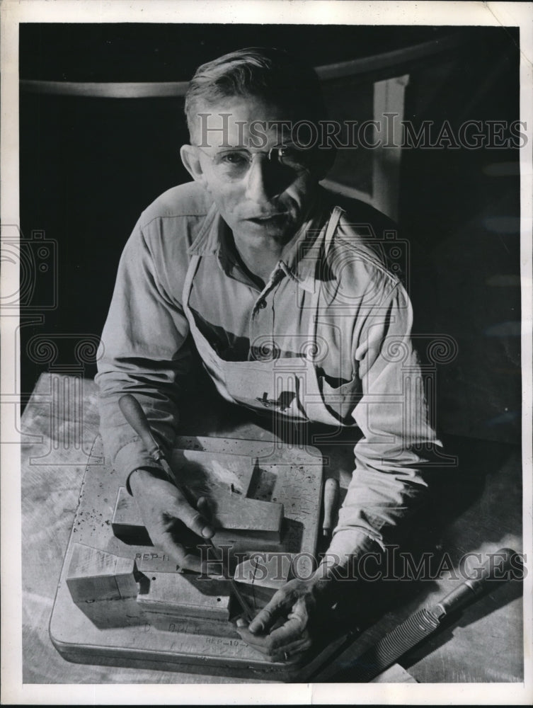 1944 Press Photo Ft Worth, Tex Floyd Harbin, ex merchant seaman at Vultee plant-Historic Images