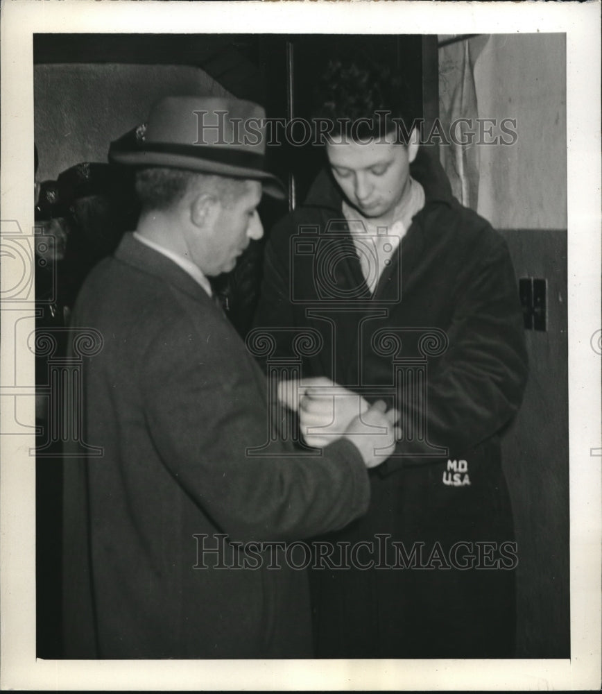 1943 Press Photo Socialite Jackie Webb handcuffed by Al Fiorine in Reno - Historic Images