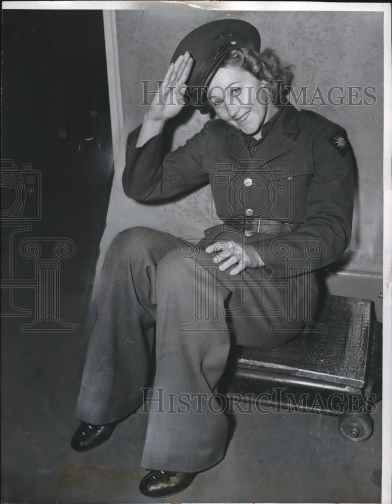 1940 Press Photo Dorothy Wilbourne Wears Uniform She Won In Bet - Historic Images