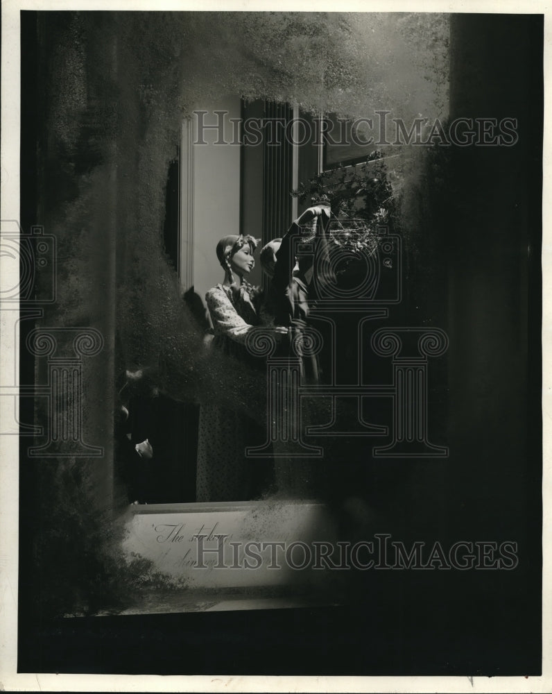 1942 Press Photo Window Display at Christmas at Lord &amp; Taylor Store - Historic Images