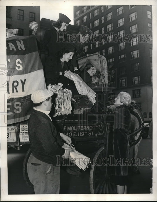 1941 Press Photo AWVS women start drive for scrap by hiring junk wagon-Historic Images