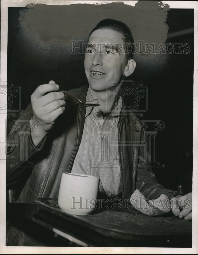 1950 Earl Johnson, 21 Detroit MI fainted in line Cadillac Tank Plant - Historic Images
