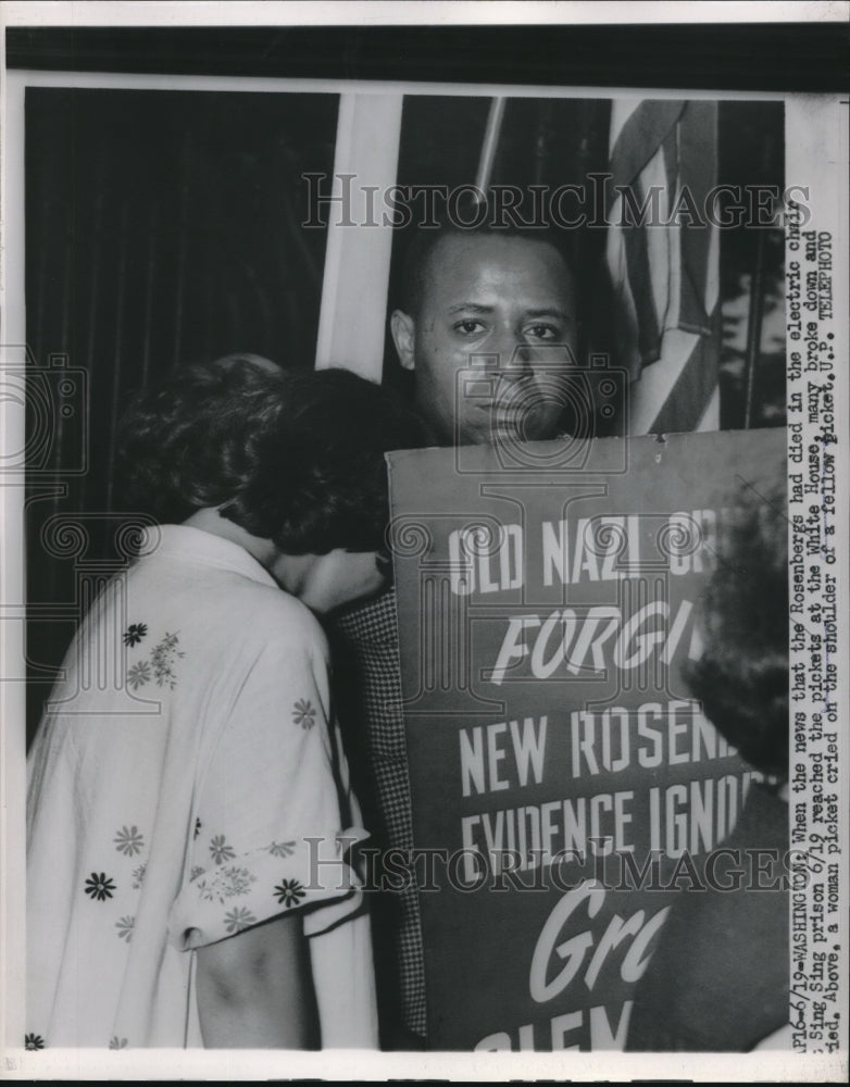 1953 Press Photo News of Rosenbergs Execution Reaches Demonstrators Opposing Dea - Historic Images