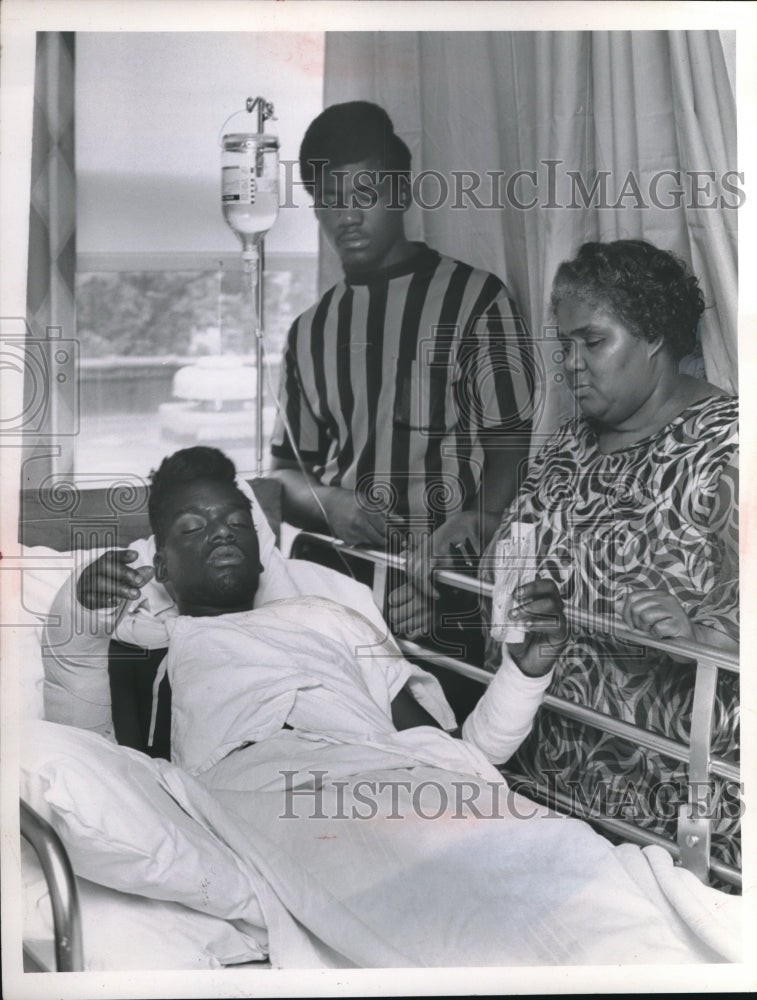 1966 Press Photo Cleveland, Ohio Sam Mayfield in hospital, mom Mrs Mamie &amp; bro - Historic Images