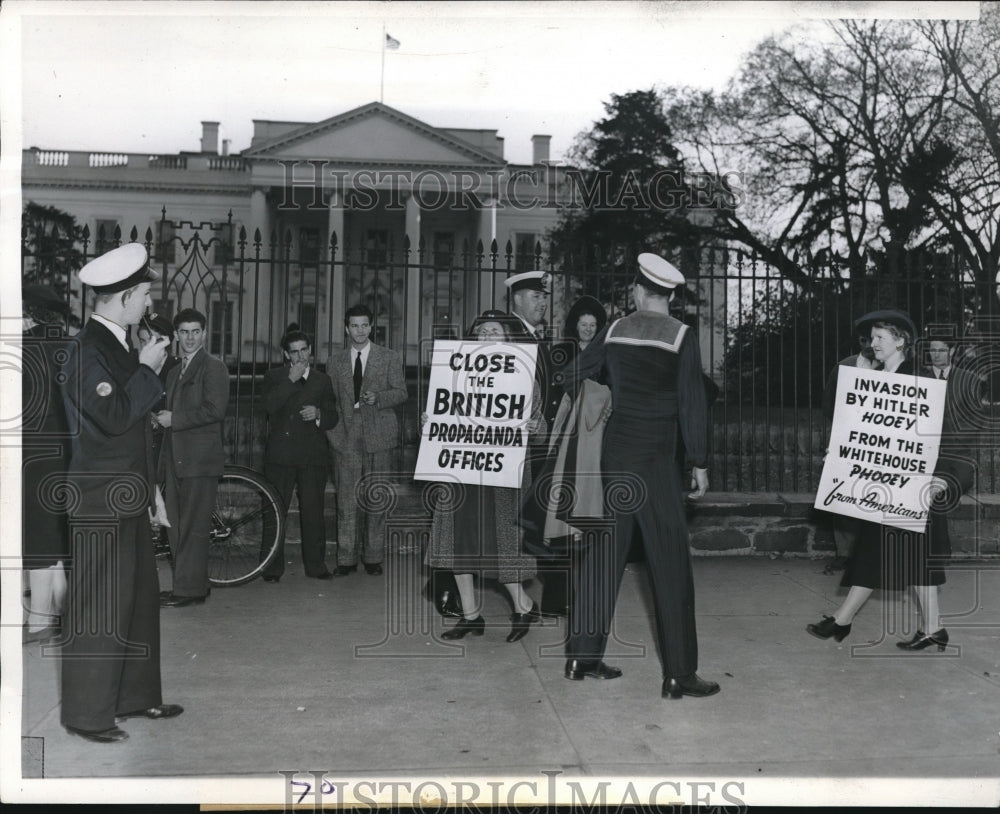 1941 Press Photo Wash.D.C. British sailors &amp; picketers at White House - Historic Images