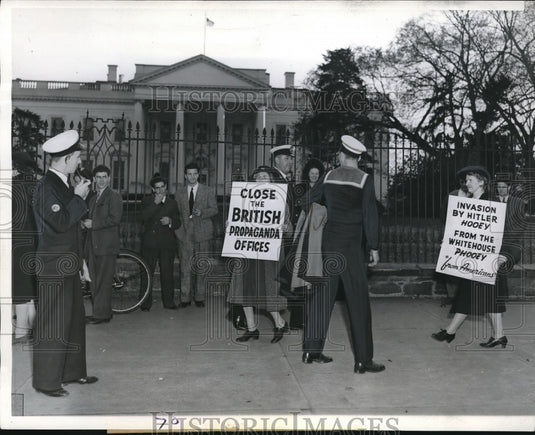 1941 Press Photo Wash.D.C. British sailors & picketers at White House - Historic Images