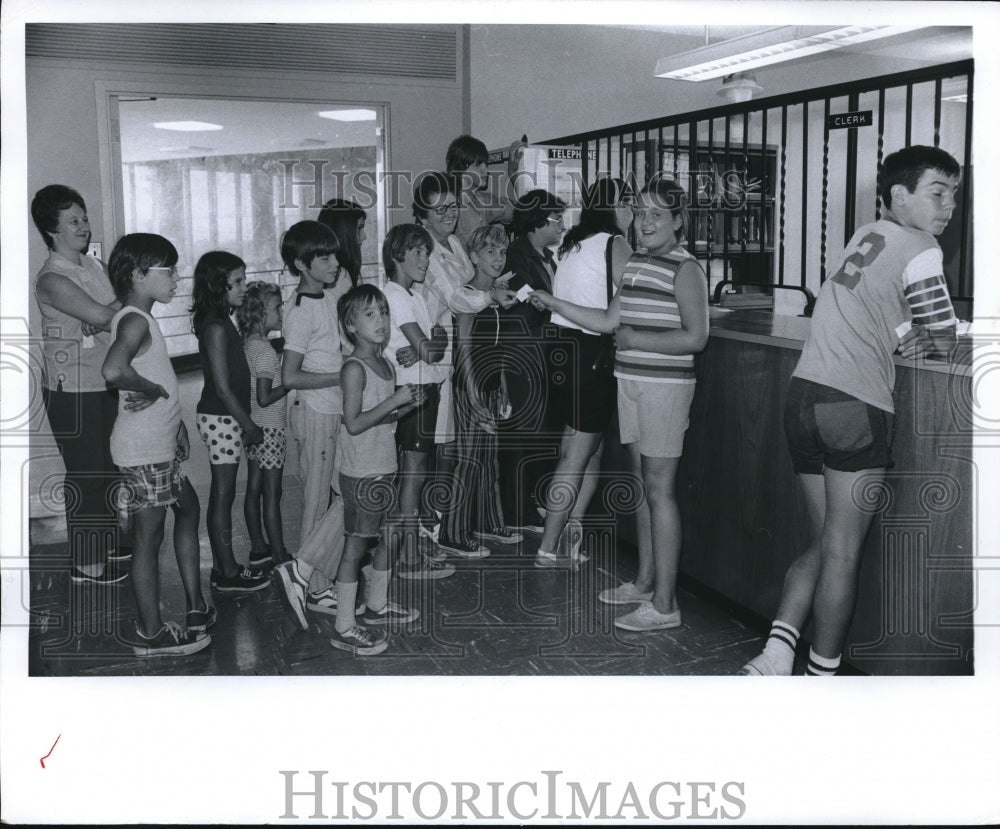 1973 Press Photo Children Wait In Line At Parma City Hall To Get Bike Licenses - Historic Images