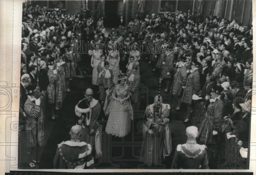 1964 Press Photo Queen Elizabeth Passes Royal Gallery at Parliament - Historic Images