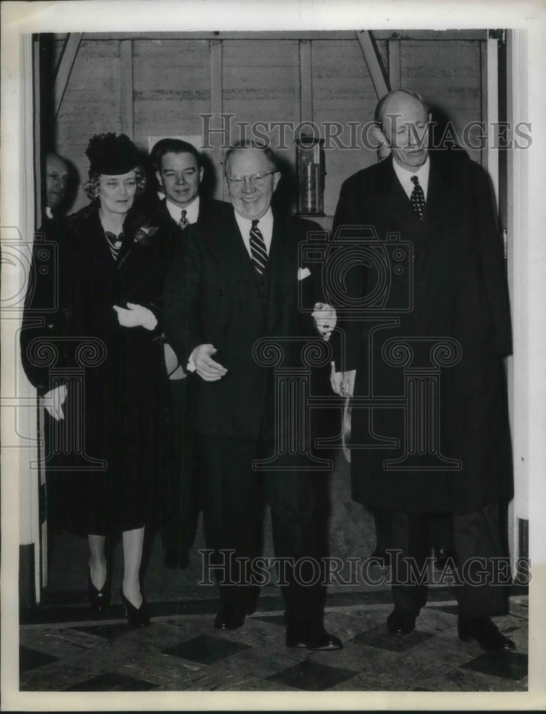 1942 Press Photo Lord and Lady Halifax at Manhattan Police HQ Tour - Historic Images