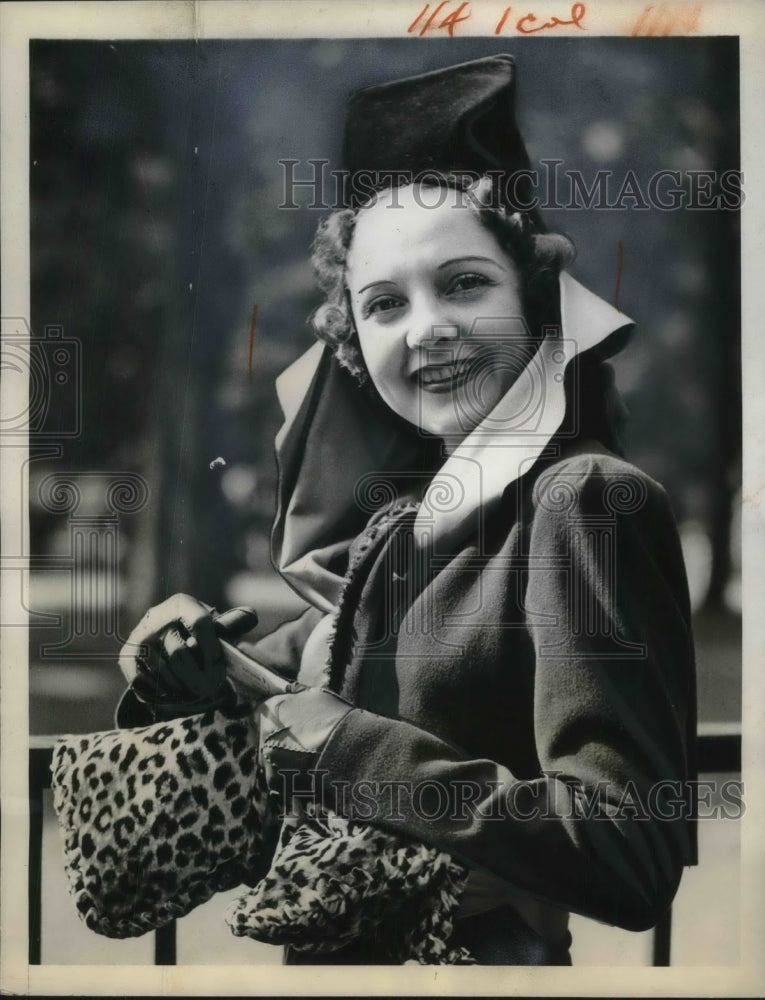 1939 Mrs. Orson D. Munn Lost jewels to raffles - Historic Images