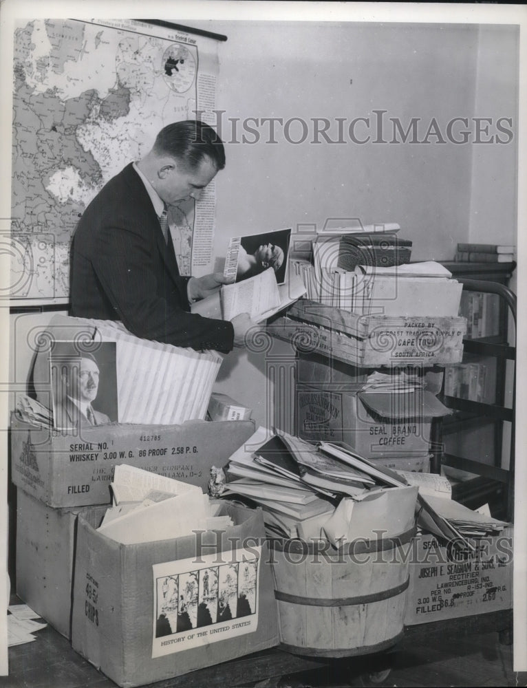 1941 Press Photo Chicago, Dies committee investigator at Homer H Maertz home - Historic Images