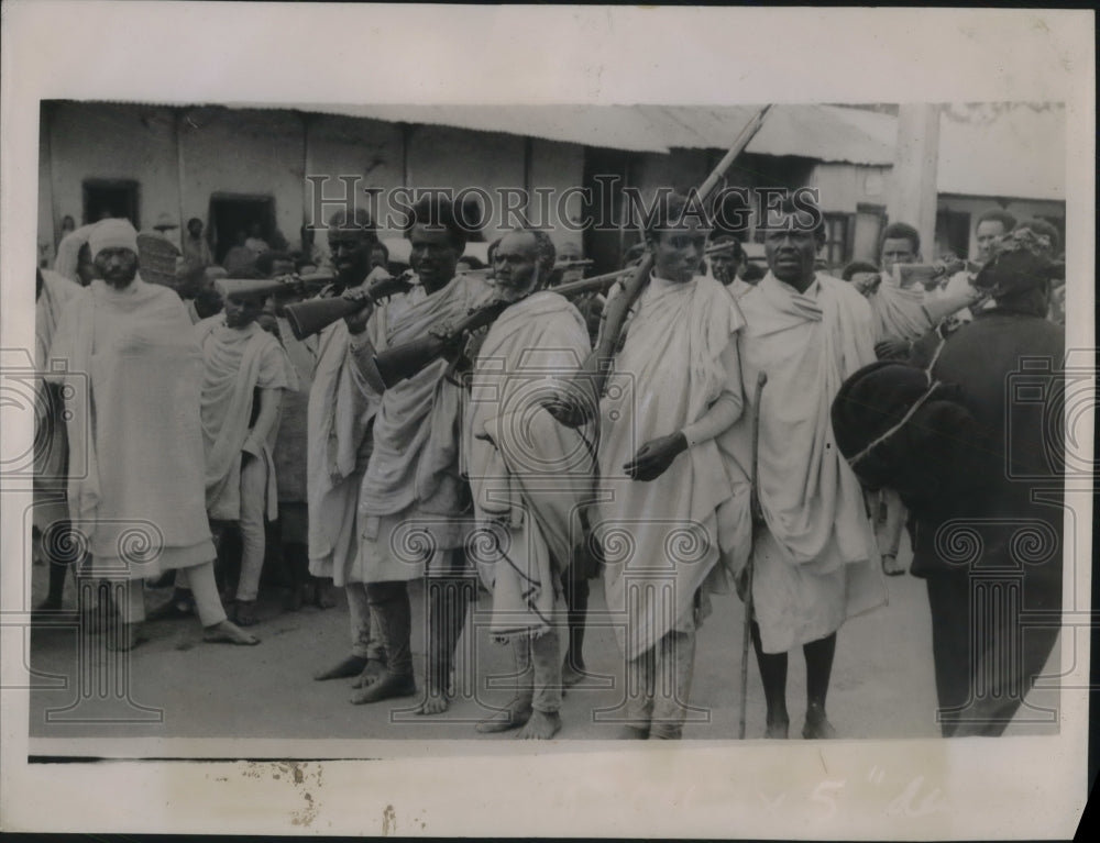 1935 Press Photo Typical Ethiopian Tribesmen in Addis Ababa Volunteering to Figh - Historic Images