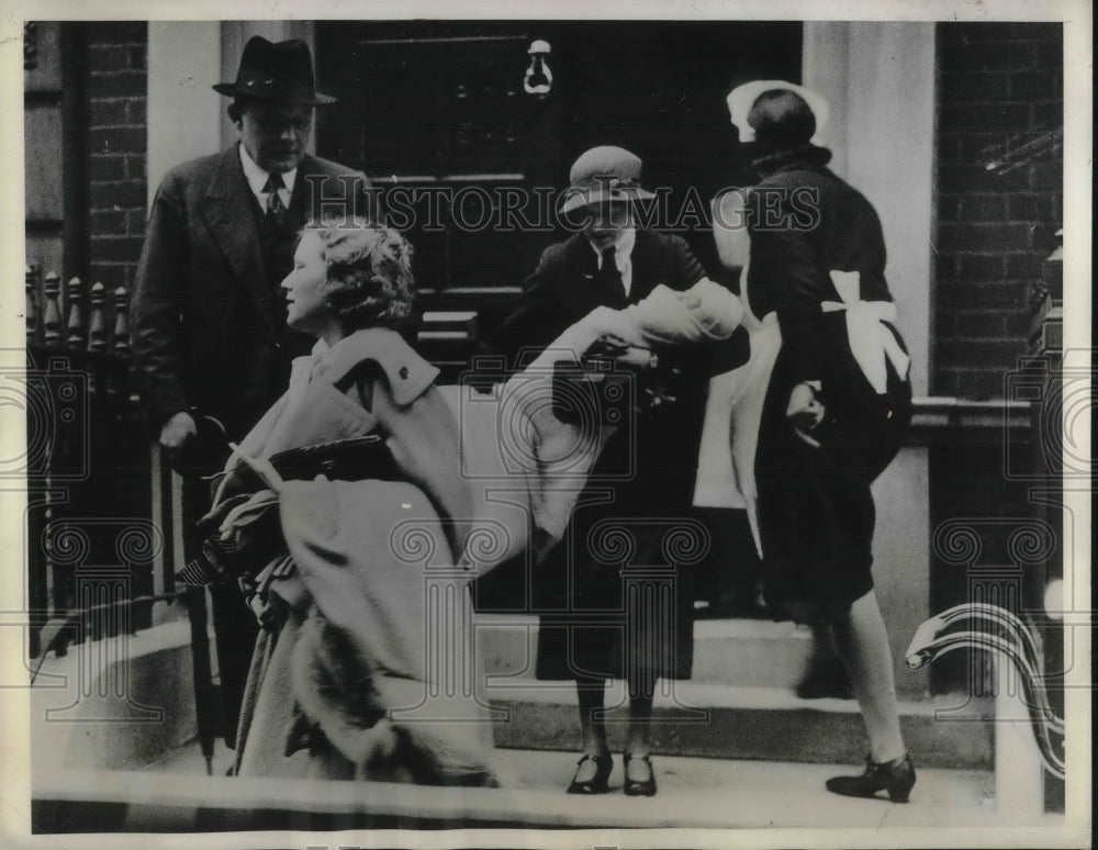 1934 Press Photo Lord &amp; Lady Inchcape w/ their baby leaving the Nursing home-Historic Images