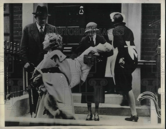 1934 Press Photo Lord & Lady Inchcape w/ their baby leaving the Nursing home-Historic Images