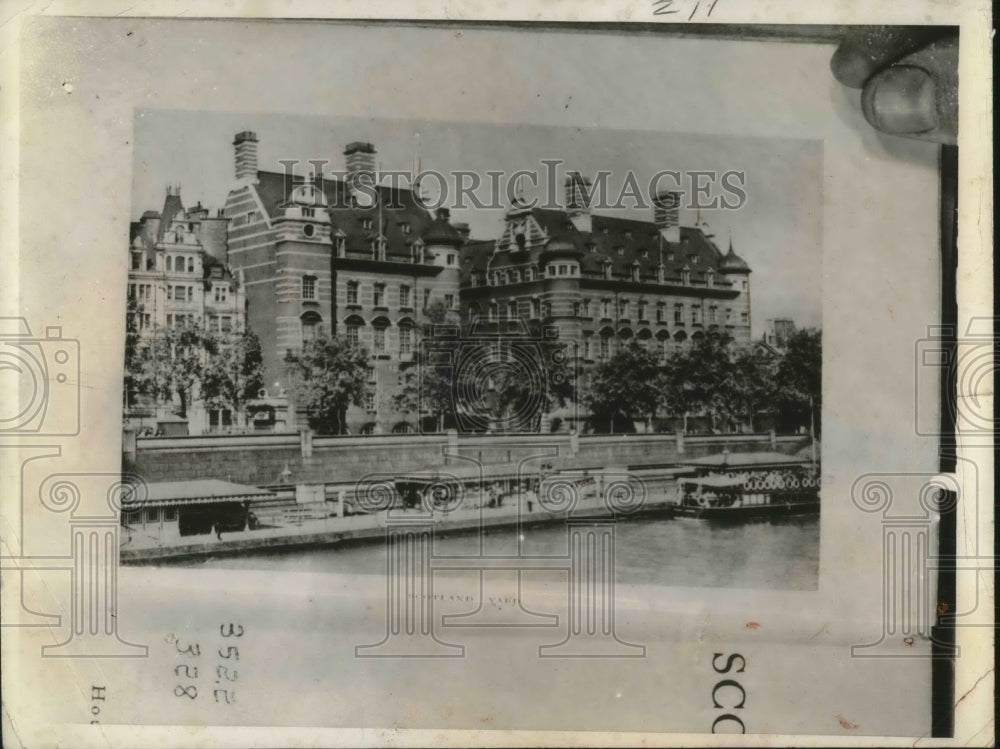 1935 Scene from the outside of Scotland Yard - Historic Images