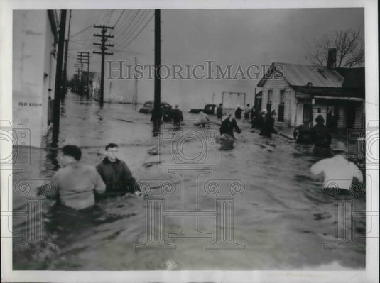 1944 Press Photo Wichita firemen on the scene of lumber yard fire during flood - Historic Images