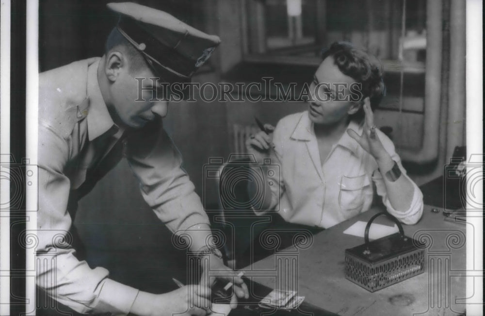 1957 Press Photo Gordon LaCronier Questioned By Policeman Edward Grezek - Historic Images