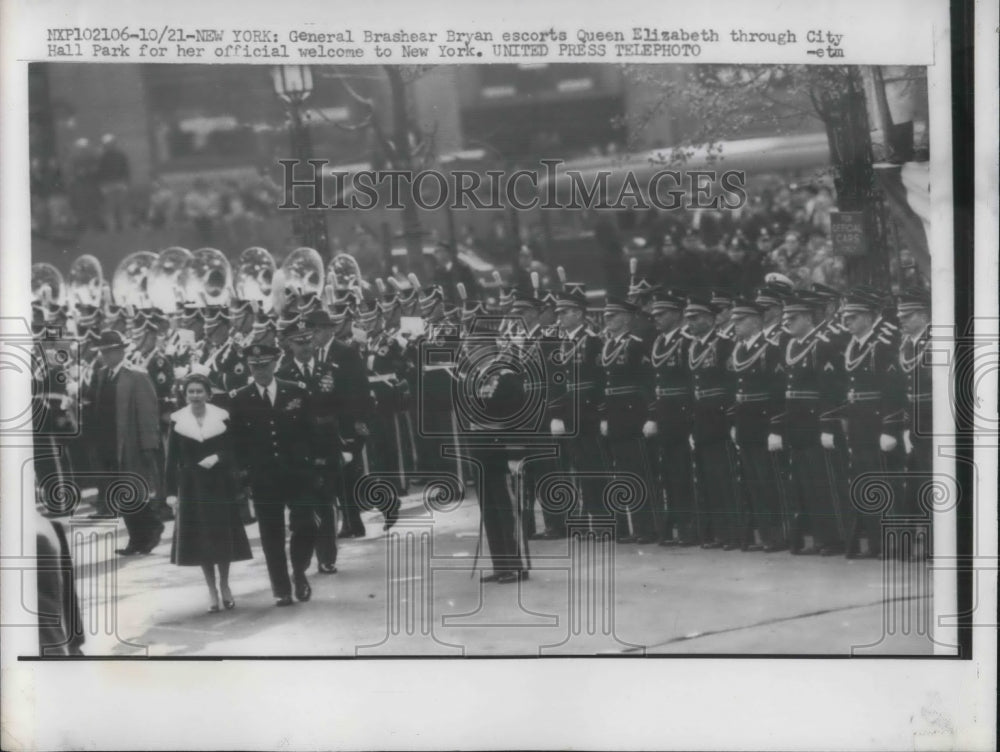 1957 Queen Elizabeth &amp; Gen B Bryan at welcome ceremony in NYC - Historic Images