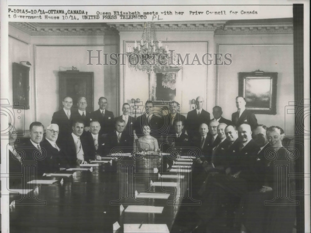 1957 Press Photo Queen Elizabeth &amp; Privy Council at Government House-Historic Images