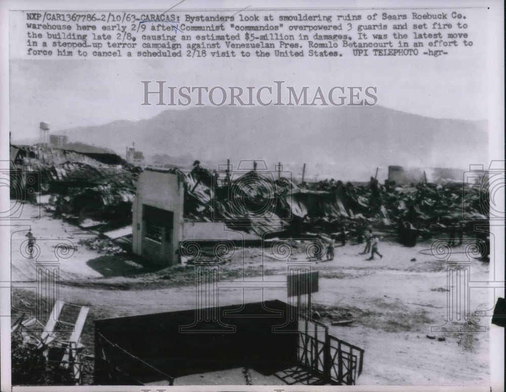 1962 Press Photo Smoldering Ruins of Sears Roebuck Comp Warehouse Caracas Vene-Historic Images