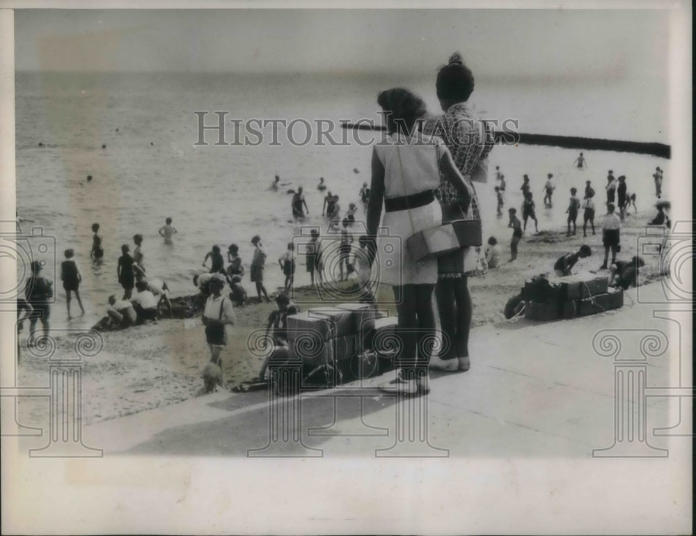 1939 Press Photo British School Girls Stand By Gasmasks As Friends Swim - Historic Images