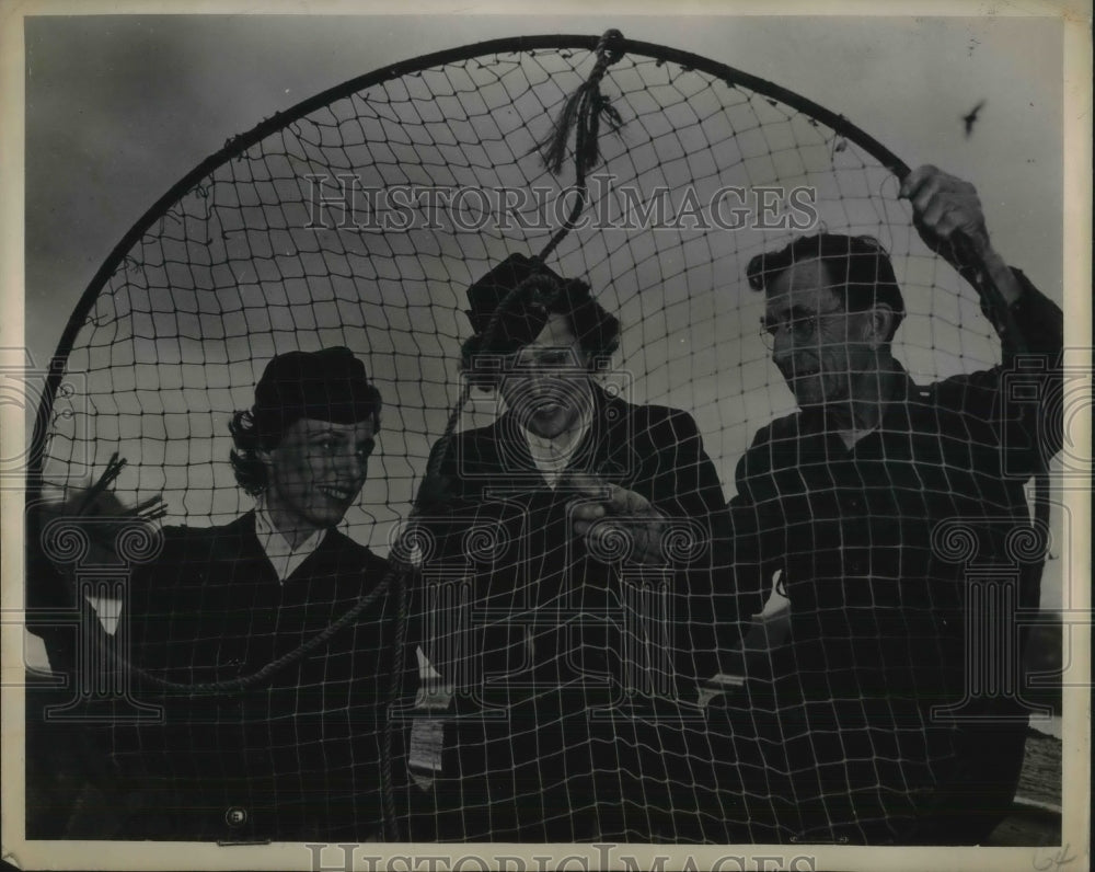 1945 Press Photo Alaska Fisherman Explaining Crab Nets to SPAR Officers - Historic Images