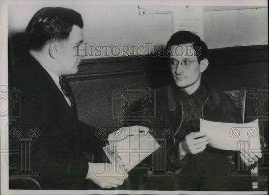 1940 Press Photo Capt L La Fortunier Chief of Detectives & Frank Lung Indian Bom - Historic Images