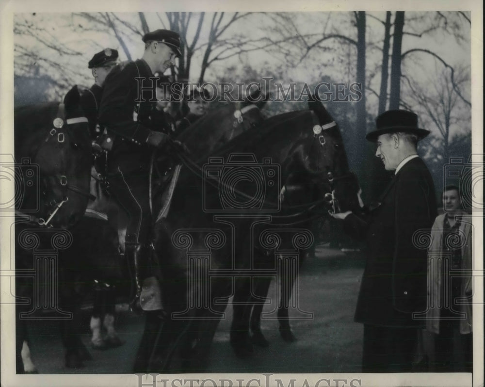 1941 Press Photo Cleveland Police Horses eating sugar-Historic Images