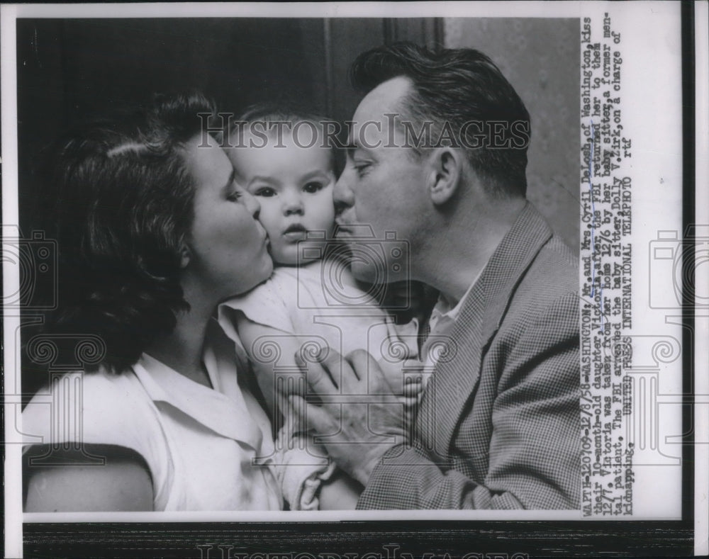 1958 Press Photo Mr. and Mrs Cyril Delosh and baby Victoria kidnapped - Historic Images