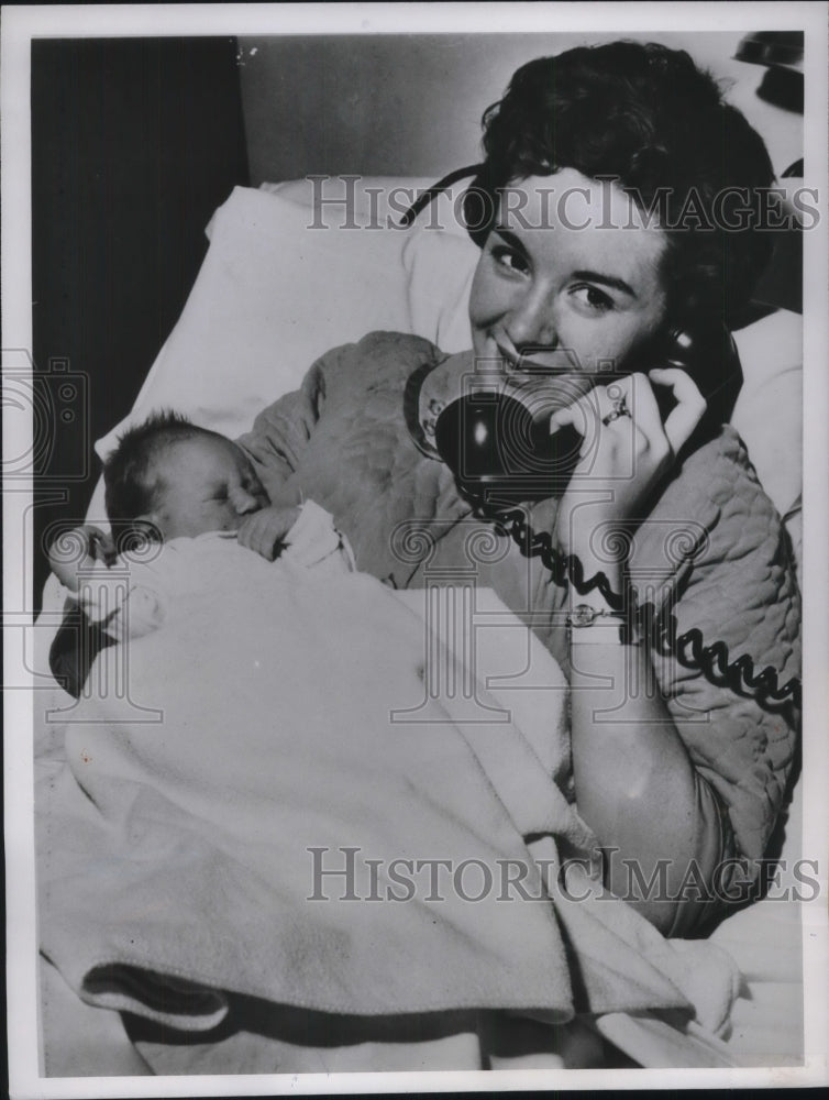 1961 Ann Arbor, Mich Mrs Ruth Martyn &amp; new baby girl Jeanne - Historic Images