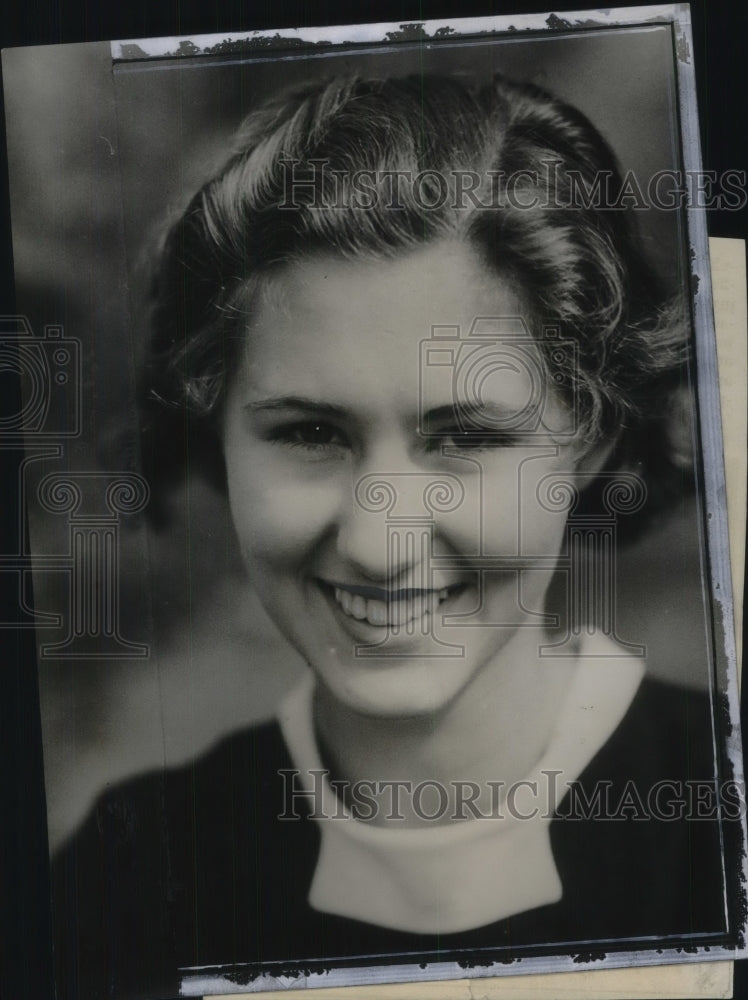 1932 Helen benaker, Margaret Lowrie, coed of Univ of Washington - Historic Images