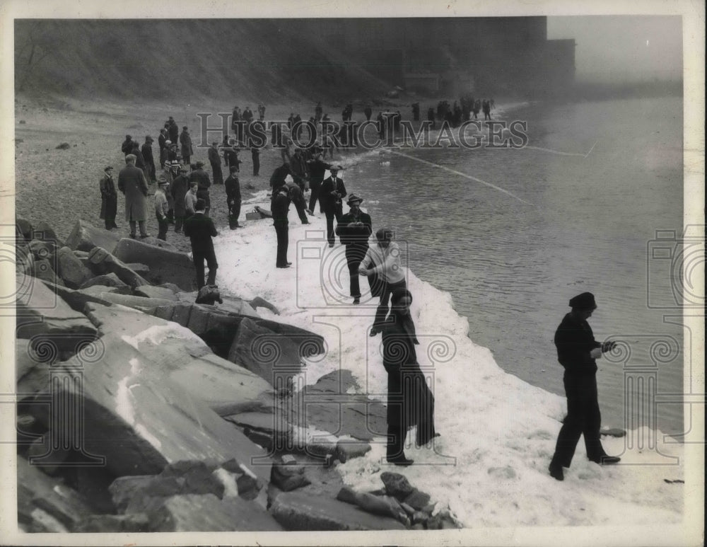 1933 Press Photo Fishermen along a lake front - Historic Images