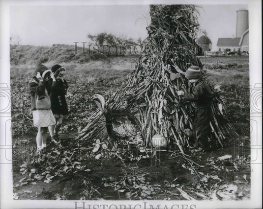 1954 Press Photo Bonnie Kuper Laurel, and Marjorie in a firld stalking a chicken-Historic Images