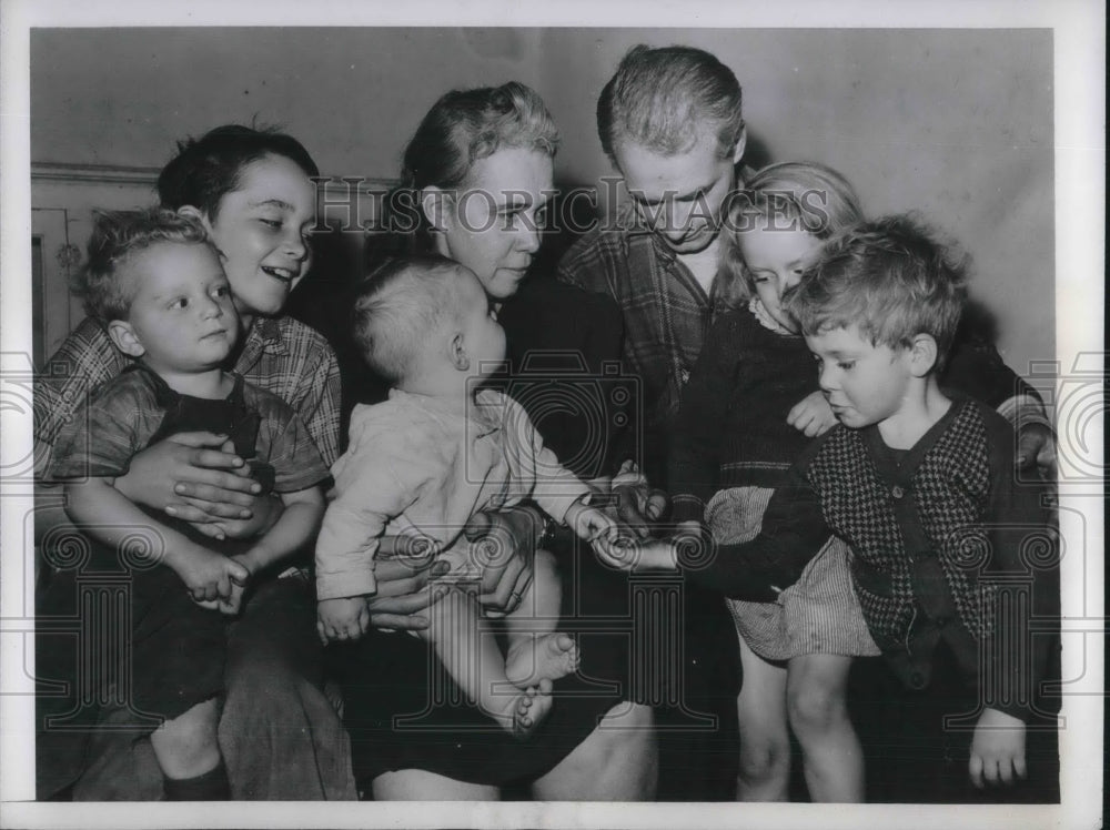 1946 Mr &amp; Mrs Carl Wright &amp; 5 Children Living in Car for 2 Months - Historic Images