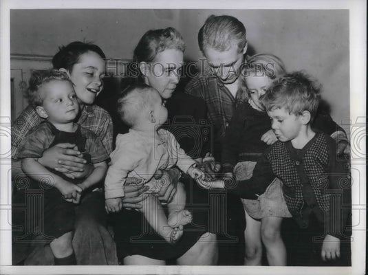 1946 Mr & Mrs Carl Wright & 5 Children Living in Car for 2 Months - Historic Images