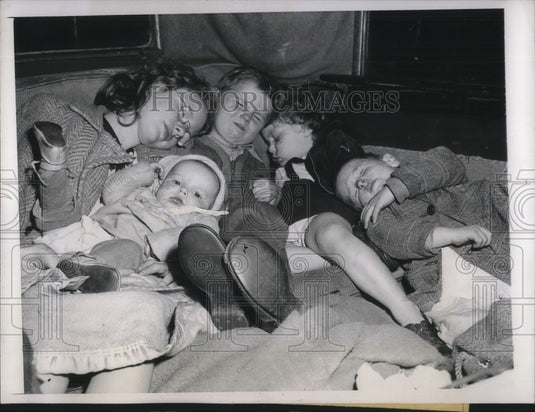 1945 Press Photo Mr & Mrs John Marshall & 5 Children Live in Car-Historic Images