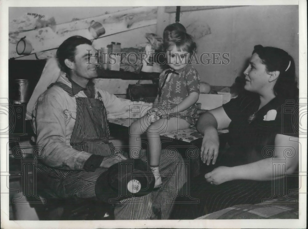 1941 Press Photo Mr &amp; Mrs Theodore Watkins &amp; Daughter Teddy Live in &quot;Tent City&quot;-Historic Images