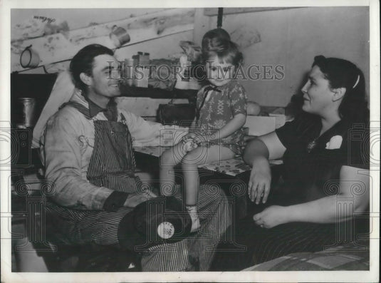 1941 Press Photo Mr & Mrs Theodore Watkins & Daughter Teddy Live in "Tent City"-Historic Images
