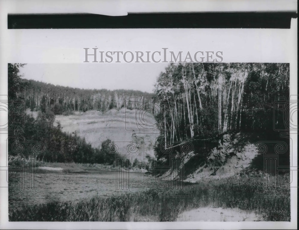 1951 Press Photo Canada, oil filled sand on the Athabaska river area-Historic Images