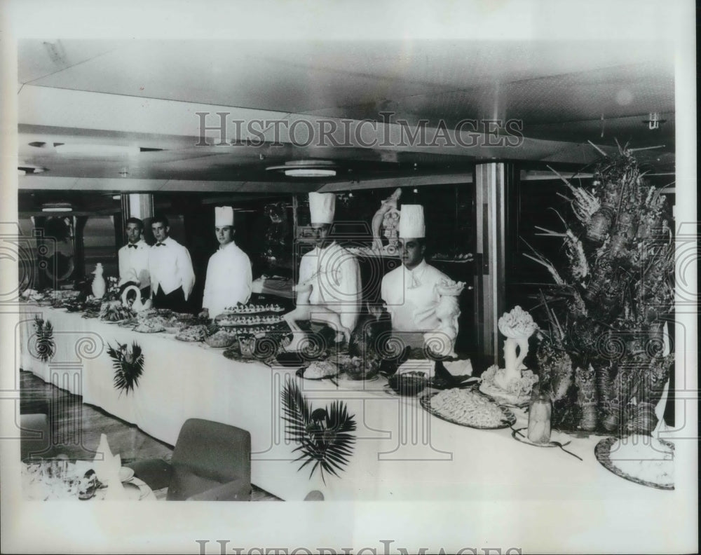 1954 Press Photo Scandinavian smprgasbord &amp; chefs aboard M/S CViking Princess - Historic Images