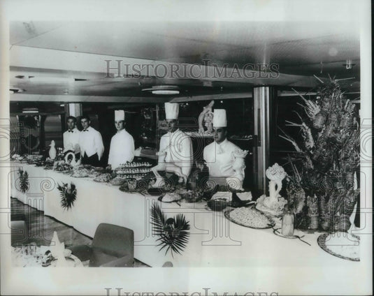 1954 Press Photo Scandinavian smprgasbord & chefs aboard M/S CViking Princess - Historic Images