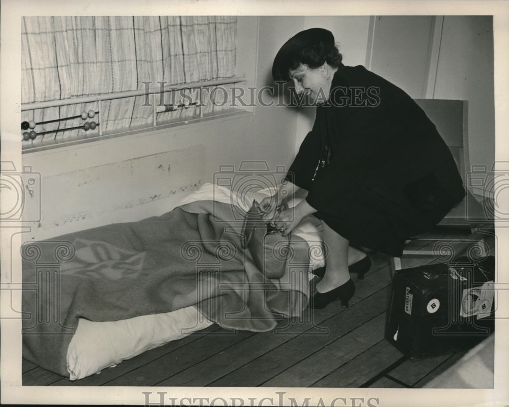 1939 Press Photo Mrs Jacques Jacobs Small Mattress Lack of Staterooms-Historic Images