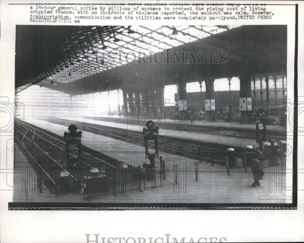 1955 Empty platforms at train station during strike in England - Historic Images