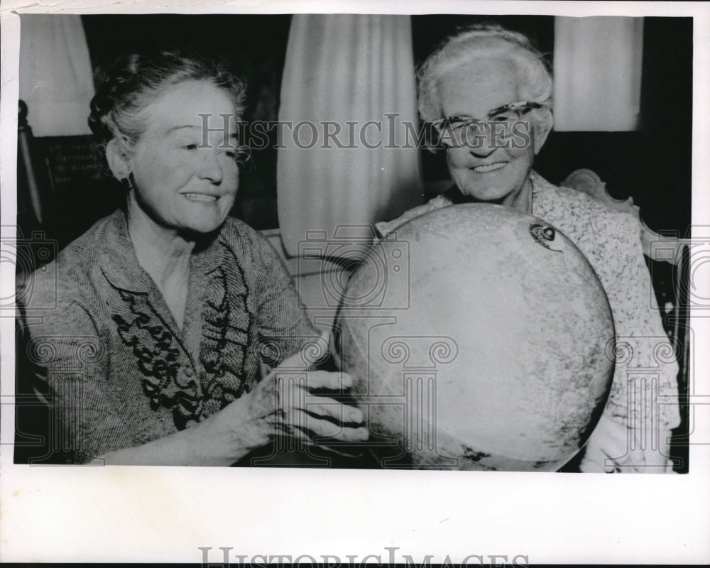 1963 Press Photo Mrs Hattie Cooper, Mrs Orene Herd &amp; a globe - Historic Images