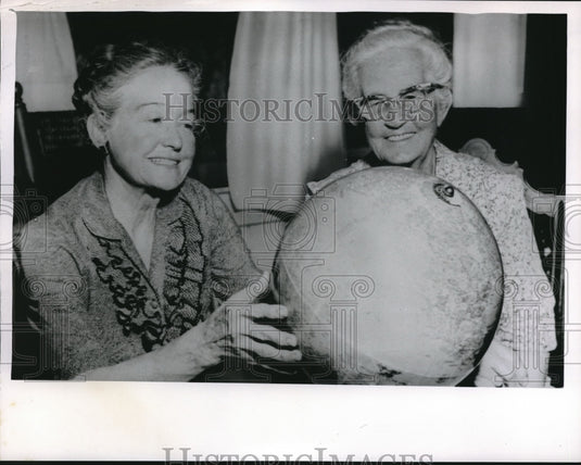 1963 Press Photo Mrs Hattie Cooper, Mrs Orene Herd & a globe - Historic Images